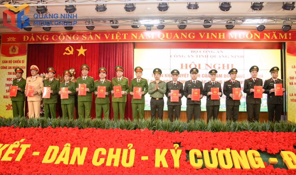Giám đốc Công an tỉnh trao quyết định về việc phân công lãnh đạo phòng nghiệp vụ phụ trách Công an các xã, phường, thị trấn.