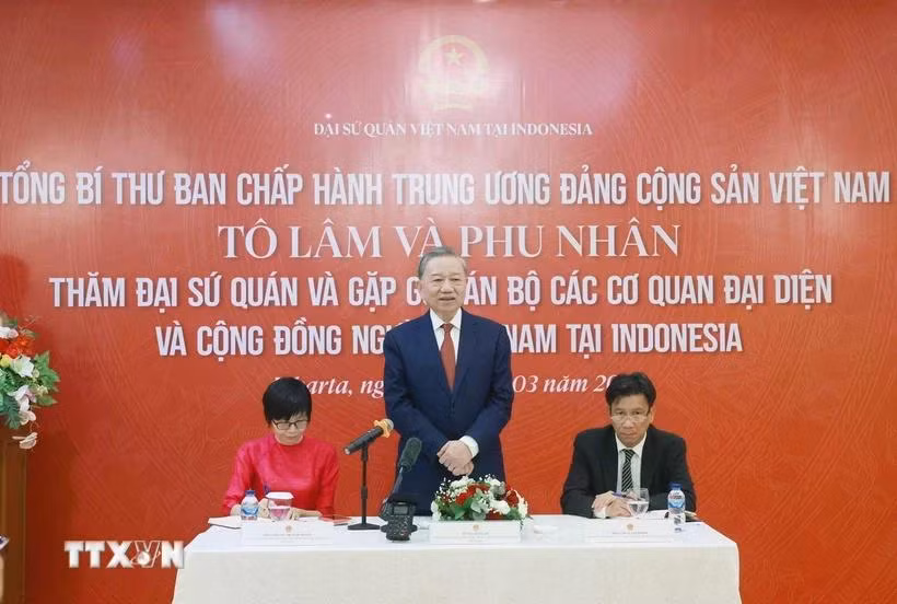 Tổng Bí thư Tô Lâm nói chuyện với cán bộ, nhân viên Đại sứ quán, các cơ quan đại diện và cộng đồng người Việt Nam tại Indonesia. (Ảnh: Thống Nhất/TTXVN)