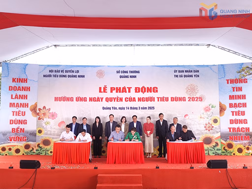 Đại diện các doanh nghiệp ký cam kết sản xuất, cung ứng dịch vụ đảm bảo an toàn chất lượng vì người tiêu dùng.