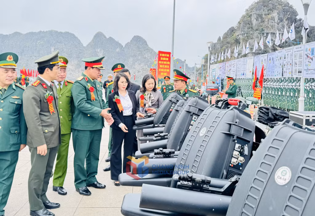 Các đại biểu tham quan mô hình học cụ được trưng bày tại Lễ ra quân huấn luyện.