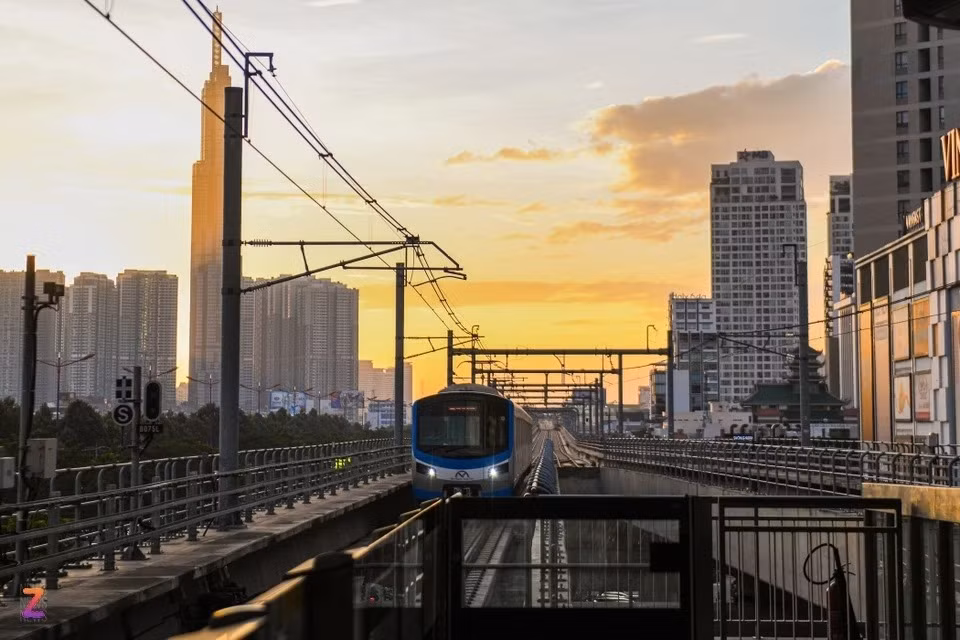 Tàu điện tuyến metro số 1 dưới ánh chiều tà chụp vào tháng 12/2024. Ảnh: Linh Huỳnh.