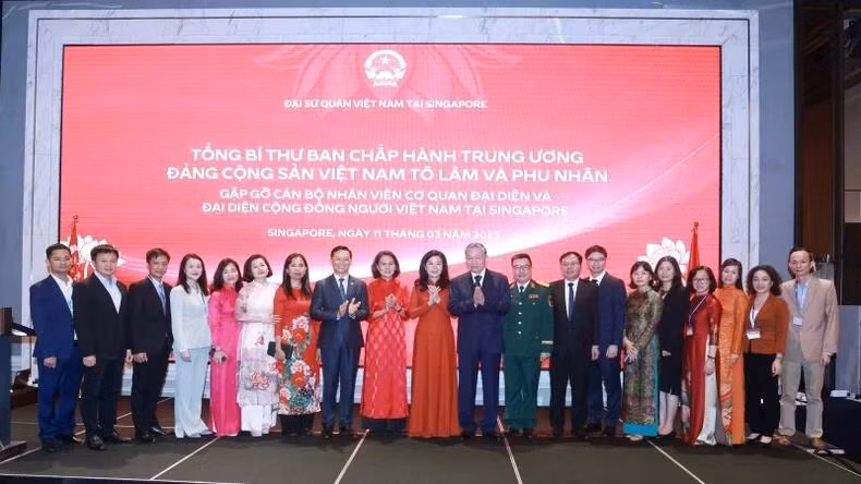 Tổng Bí thư Tô Lâm và Phu nhân cùng Đoàn đại biểu cấp cao Việt Nam đã có cuộc gặp gỡ, trò chuyện với cán bộ, nhân viên Đại sứ quán và hơn 200 bà con đại diện cộng đồng người Việt Nam tại Singapore. (Ảnh: TTXVN)