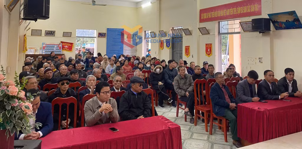 Phường Trà Cổ tổ chức đối thoại với người dân liên quan đến kiến nghị về cấp GCNQSDĐ vượt hạn mức. Ảnh: Quế Ninh