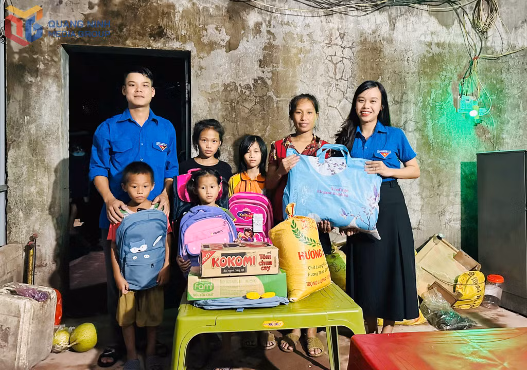Chị Đào Thị Mai Thịnh cùng cán bộ Đoàn xã... trao tặng quà cho gia đình có hoàn cảnh khó khăn.