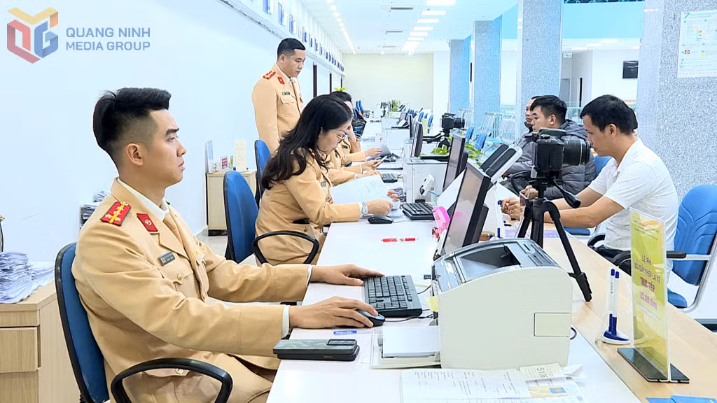 Đội Sát hạch cấp giấy phép lái xe cơ giới đường bộ, Phòng CSGT (Công an tỉnh) tiếp nhận, hướng dẫn công dân cấp đổi GPLX tại tầng 2, Trung tâm phục vụ hành chính công tỉnh. 