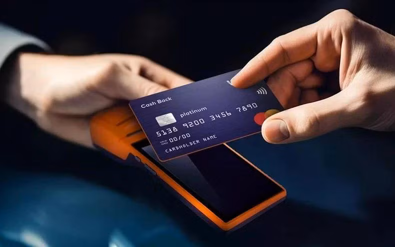 Các giao dịch không dùng tiền mặt được xem là cấp thiết để thúc đẩy các hoạt động dịch vụ du lịch nhanh chóng, tiện lợi. (Ảnh: TTXVN)