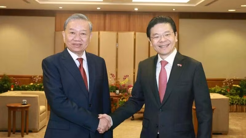 Tổng Bí thư Tô Lâm và Thủ tướng Singapore, Tổng Thư ký Đảng Hành động nhân dân Singapore (PAP) Lawrence Wong. (Ảnh: TTXVN)