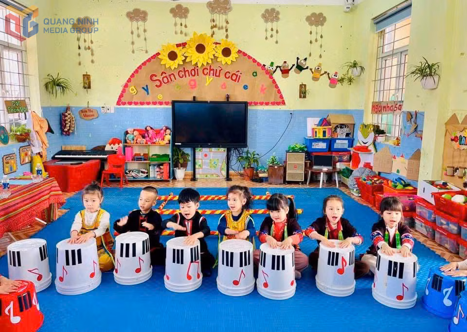 Tiết học âm nhạc của các bé Trường Mầm non Quảng Đức, xã Quảng Đức (huyện Hải Hà).