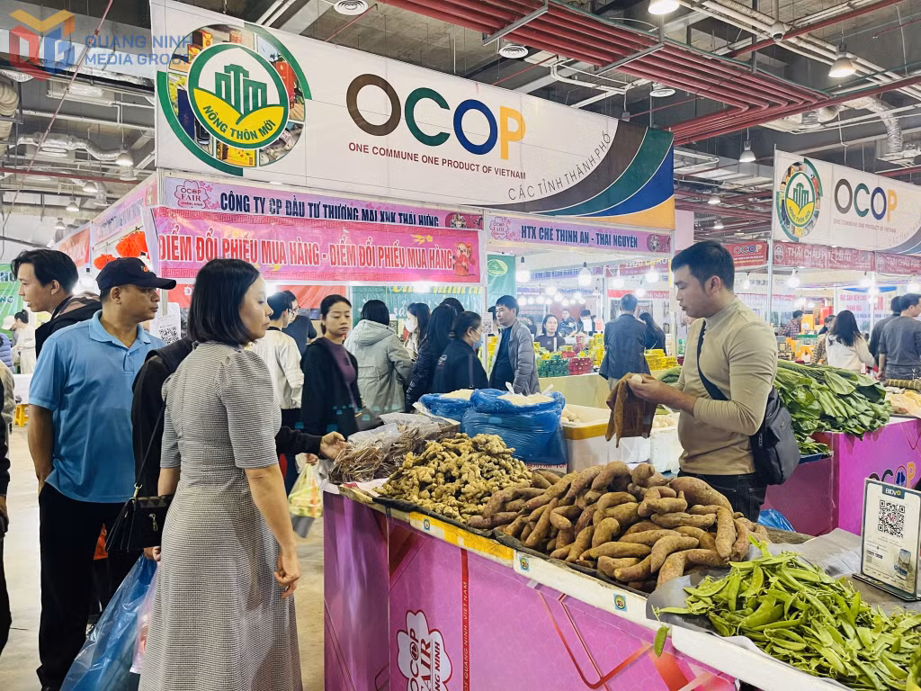 Hội chợ OCOP Xuân 2025 thu hút đông người dân, du khách tham quan, mua sắm.