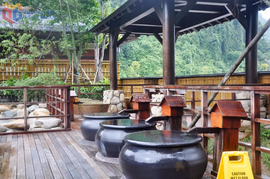 Yoko Onsen Quang Hanh là một điểm đến nằm trong tour trải nghiệm xe bus 2 tầng ngắm đường bao biển Hạ Long, Cẩm Phả.