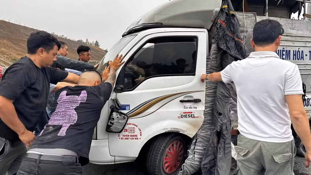 Nhiều người dân hỗ trợ, đẩy xe tải bị nổ lốp vào ven đường.