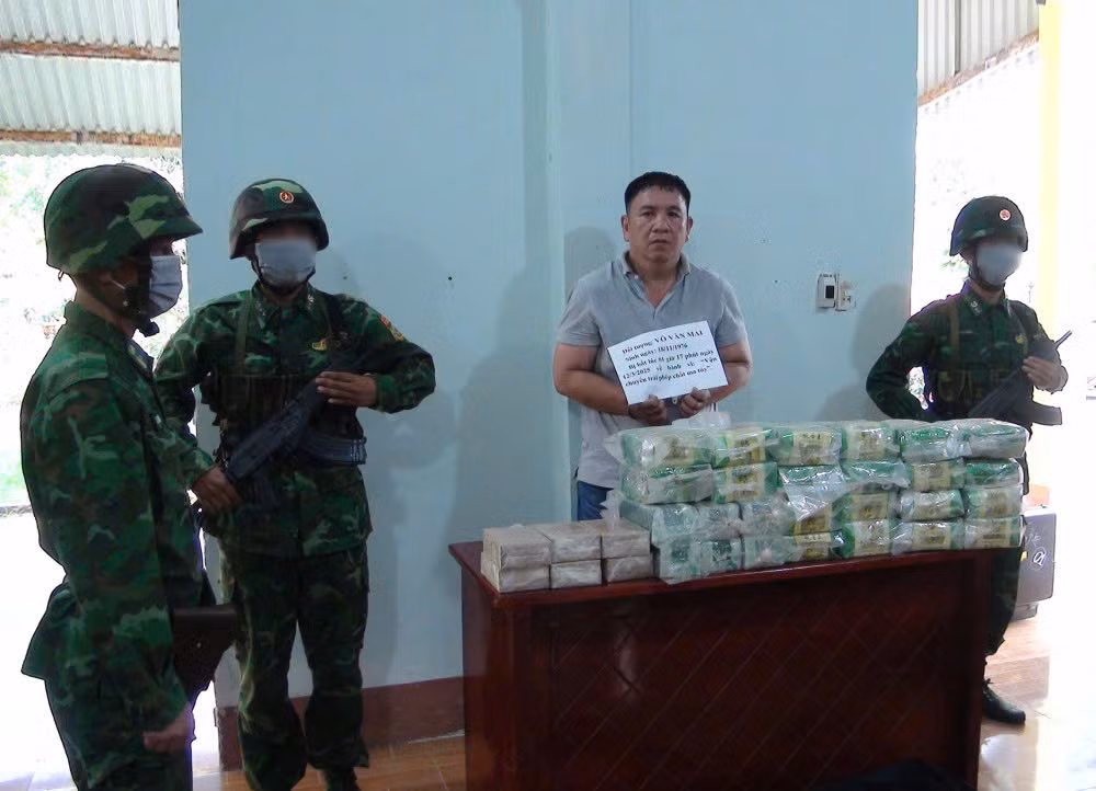 Đối tượng vận chuyển trái phép ma túy cùng tang vật bị bắt giữ. Ảnh: Biên phòng cung cấp