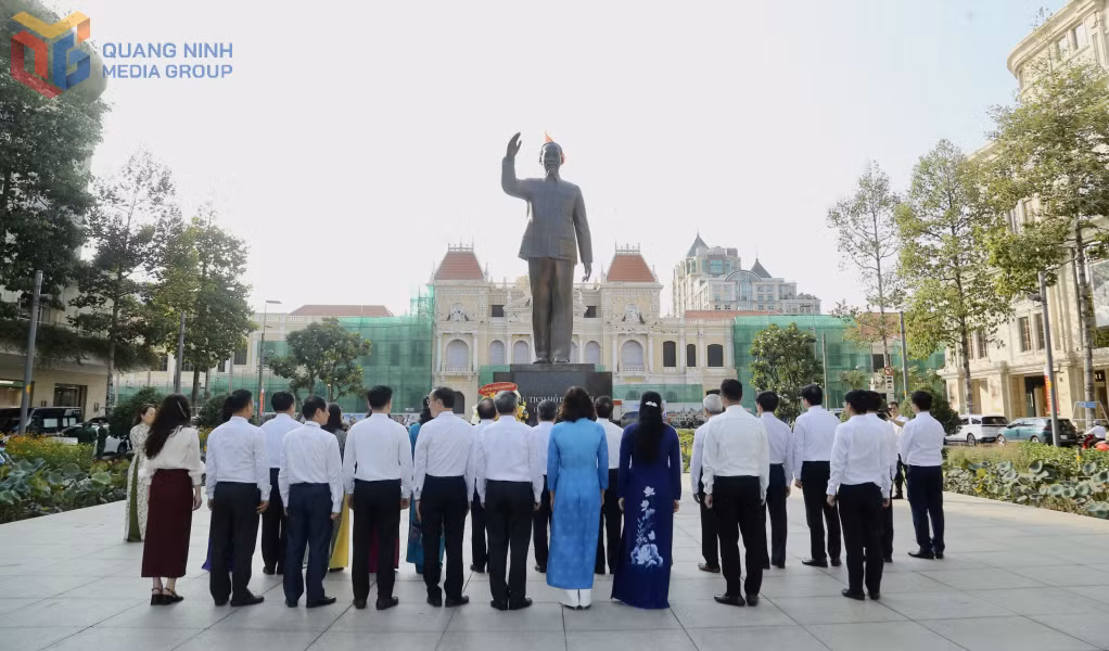 Đoàn đại biểu tỉnh Quảng Ninh dâng hoa tại Tượng đài Chủ tịch Hồ Chí Minh.