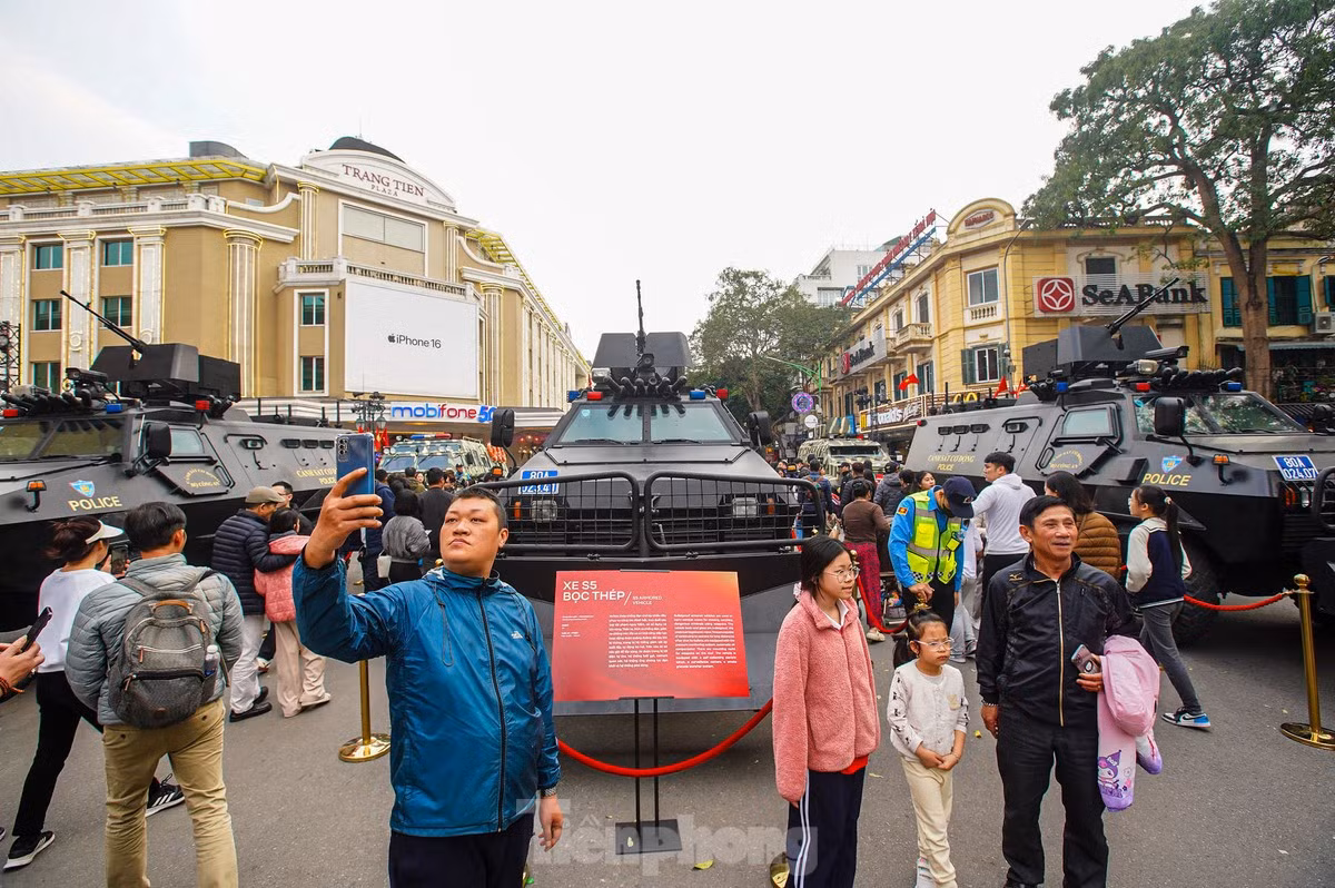 Triển lãm trang bị kỹ thuật, vũ khí, khí tài là một trong những hoạt động trong khuôn khổ chương trình Vinh quang Công an nhân dân Việt Nam diễn ra hai ngày 8-9/3, tại không gian phố đi bộ hồ Hoàn Kiếm (quận Hoàn Kiếm, Hà Nội).