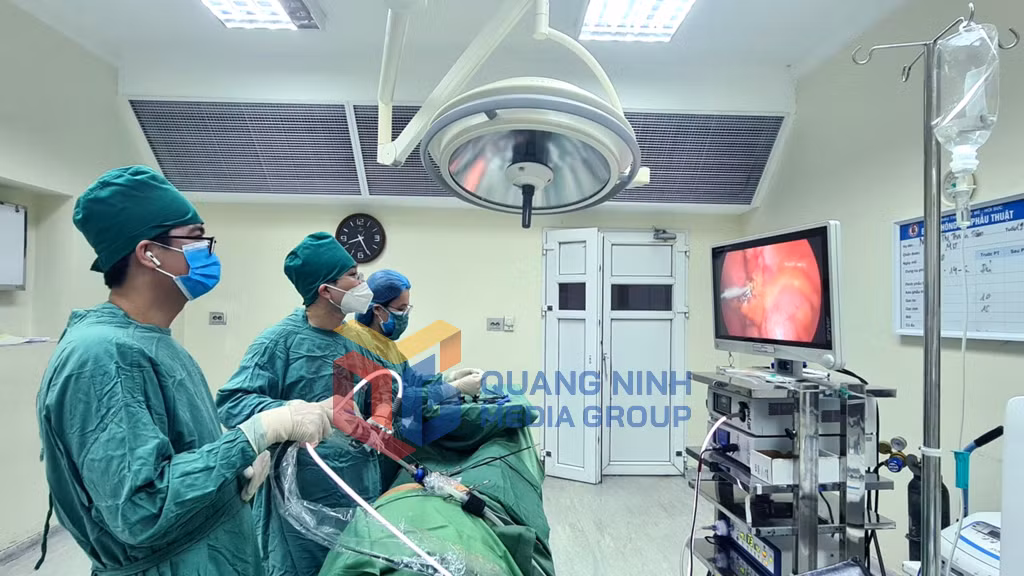 Các bác sĩ Bệnh viện Việt Nam - Thụy Điển Uông Bí thực hiện ca phẫu thuật nội soi điều trị ung thư trực tràng thấp (3-2025). Ảnh: Nguyễn Hoa