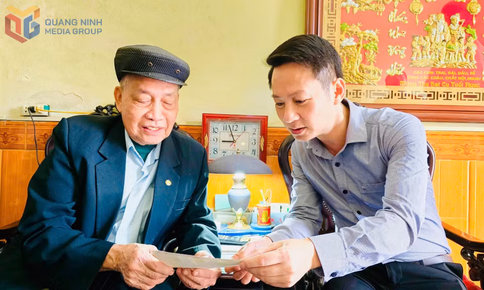 Ông Đoàn Văn Phóng, nguyên Phó Giám đốc Công ty Nhiệt điện Uông Bí (bên trái) trao đổi với phóng viên về những năm tháng xây dựng Nhà máy Điện Uông Bí.