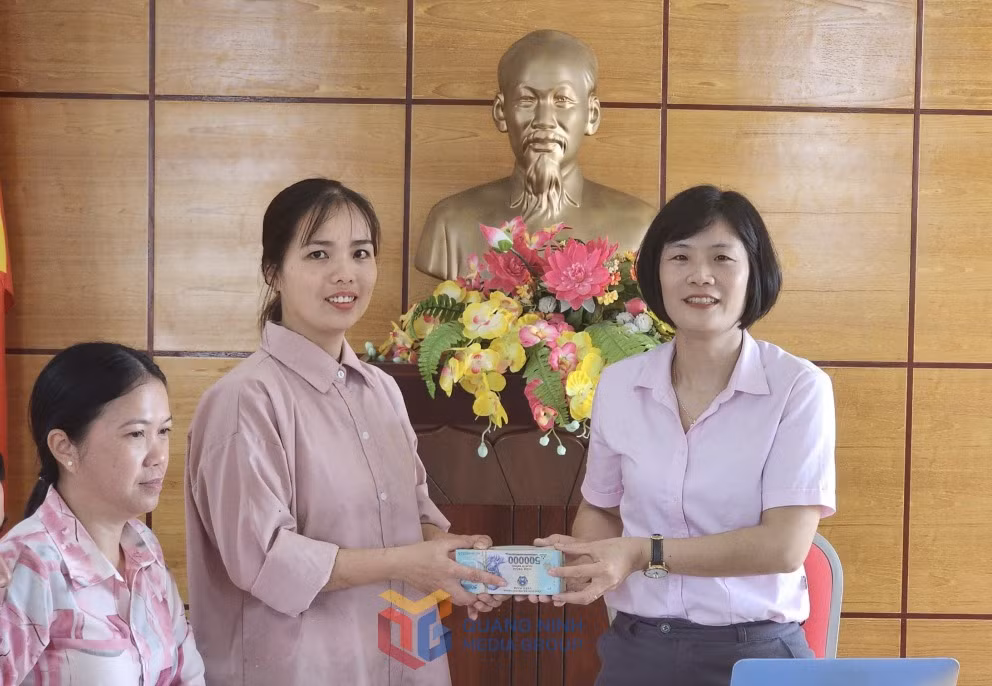 Ban Điều hành Quỹ Hỗ trợ nông dân huyện Cô Tô giải ngân vốn vay phát triển sản xuất cho nông dân xã Đồng Tiến. (Ảnh cơ sở cung cấp)