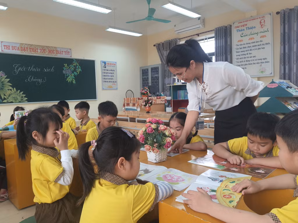Cô giáo Nguyễn Thị Hoa cùng học sinh của mình trong một giờ đọc tại thư viện Trường tiểu học Phương Đông A.