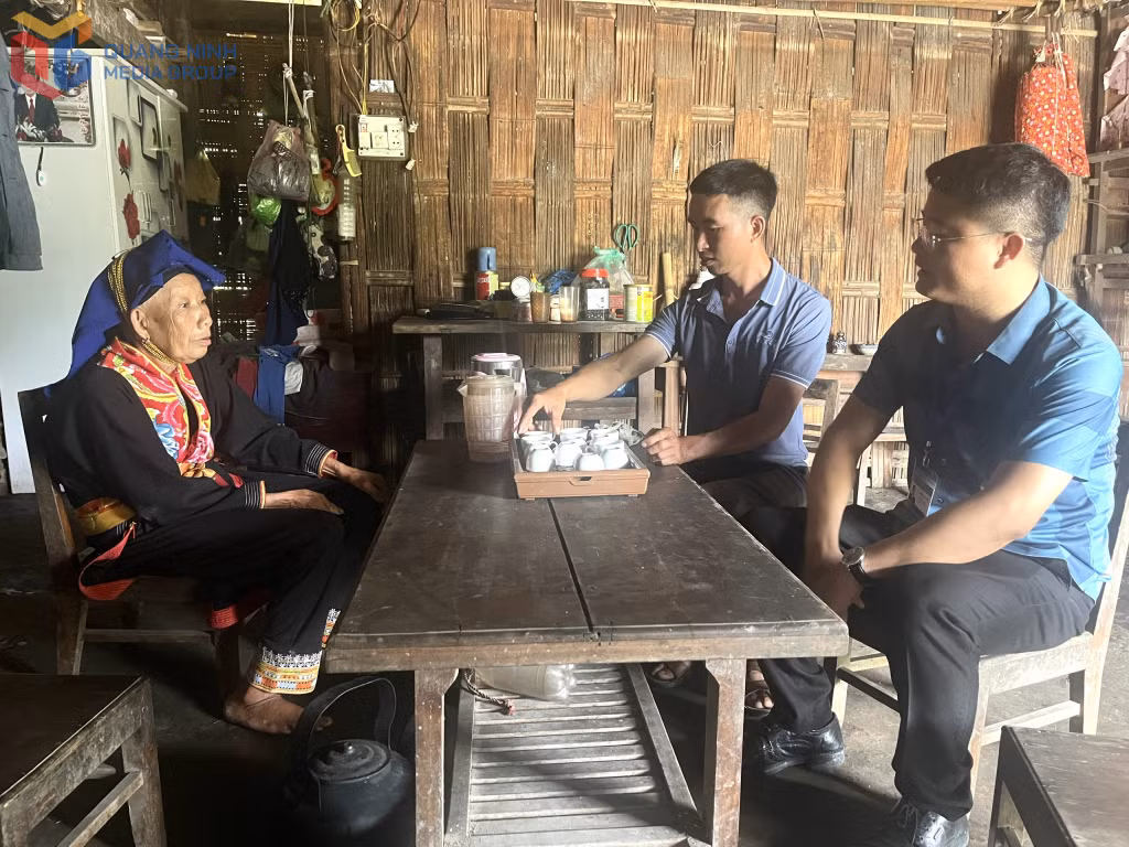 Lãnh đạo xã Kỳ Thượng (TP Hạ Long) nắm tình hình đời sống, ANTT người thôn Khe Phương.