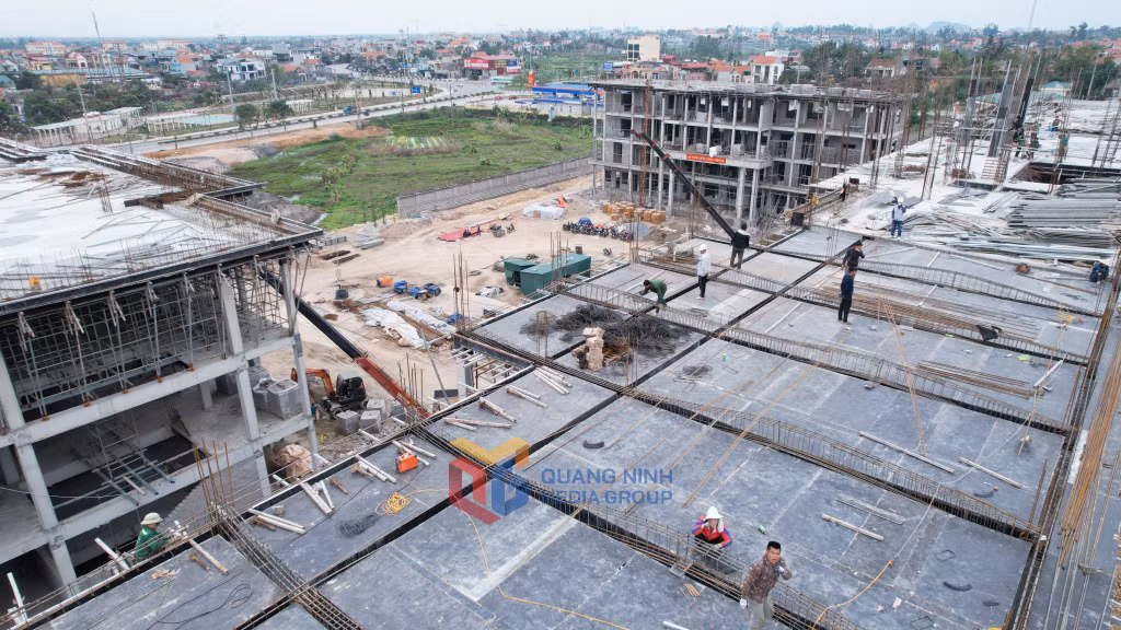 Liên danh đơn vị nhà thầu tập trung nhân lực hoàn thiện thi công mái tầng trên cùng của các khối nhà
