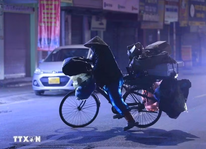 Người dân mưu sinh trong thời tiết giá rét. (Nguồn: TTXVN)