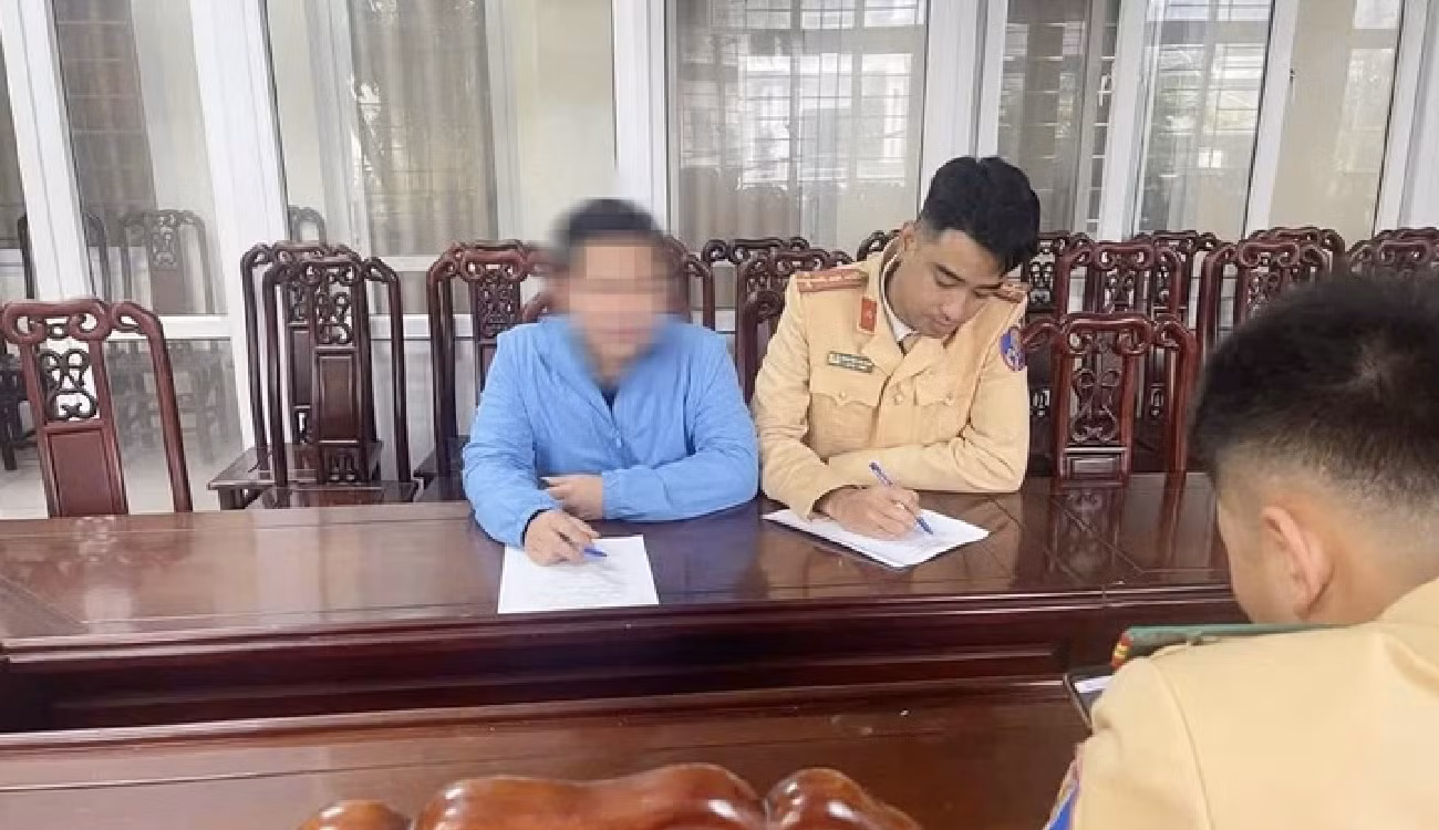 Cơ quan công an làm việc với tài xế C.T.T (Ảnh T.P)