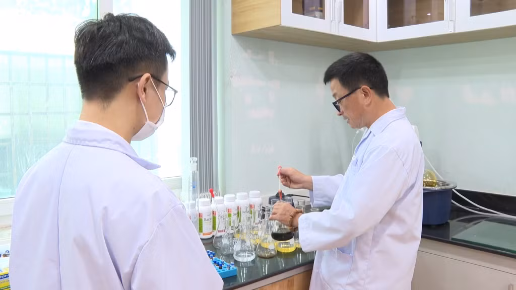 Ông Hồ Phúc Nguyên (bên phải)cùng đội ngũ sáng lập Bacte tại trung tâm nghiên cứu để tìm giải pháp phòng trừ sâu bệnh sinh học an toàn cho cây trồng.