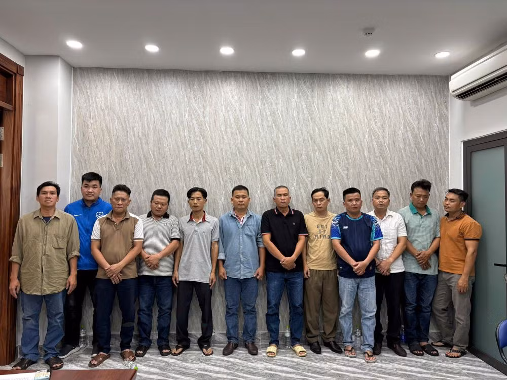 Hình ảnh nhóm bảo vệ bảo kê xe quá tải ở TPHCM tại cơ quan điều tra. Ảnh: Công an cung cấp