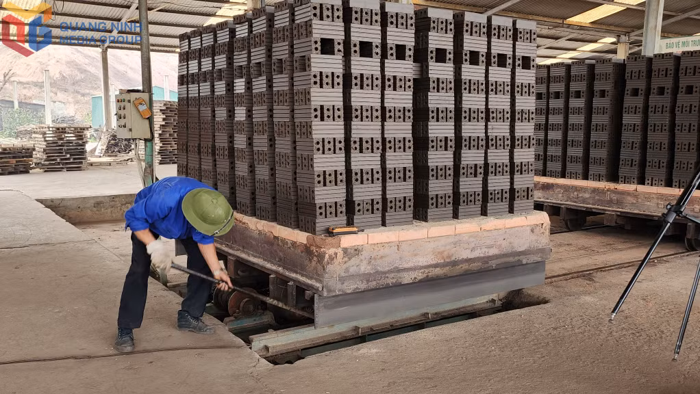 Công ty CP Đầu tư và xây dựng Thuận Thành (khu Mễ Sơn, phường Xuân Sơn, TP Đông Triều) chỉ sản xuất 70% công suất lò nung gạch.