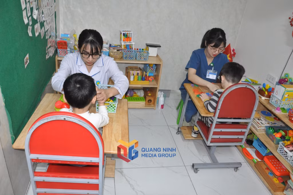 Hỗ trợ điều trị cho trẻ em bị bệnh tự kỳ tại Bệnh viện Lão khoa- Phục hồi chức năng tỉnh.