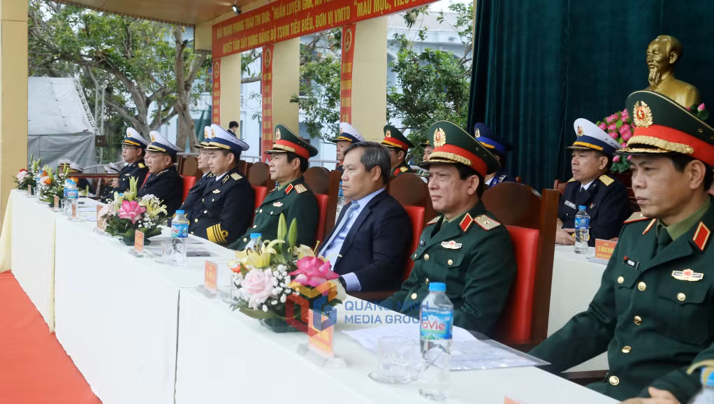 Đại tướng Nguyễn Tân Cương, Ủy viên Trung ương Đảng, Tổng Tham mưu trưởng Quân đội nhân dân Việt Nam, Thứ trưởng Bộ Quốc phòng;đồng chí Vũ Đại Thắng, Ủy viên Trung ương Đảng, Bí thư Tỉnh ủy cùng các đại biểu dự Lễ ra quân huấn luyện của Lữ đoàn 147, Vùng 1 Quân chủng Hải quân.