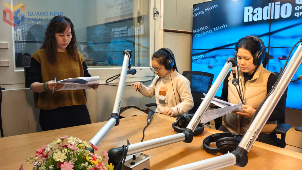 Đội ngũ lãnh đạo, biên tập viên phòng Phát thanh chuẩn bị kịch bản để lên sóng.
