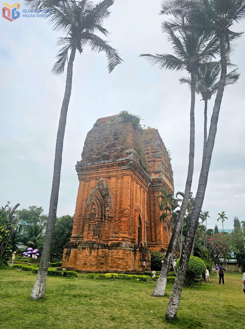 Tháp Đôi nhìn từ bên hông.
