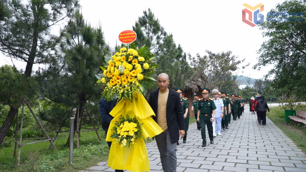 Đoàn Cựu chiến binh tỉnh vào viếng mộ Đại tướng Võ Nguyên Giáp tại Vũng Chùa - Đảo Yến (tỉnh Quảng Bình).