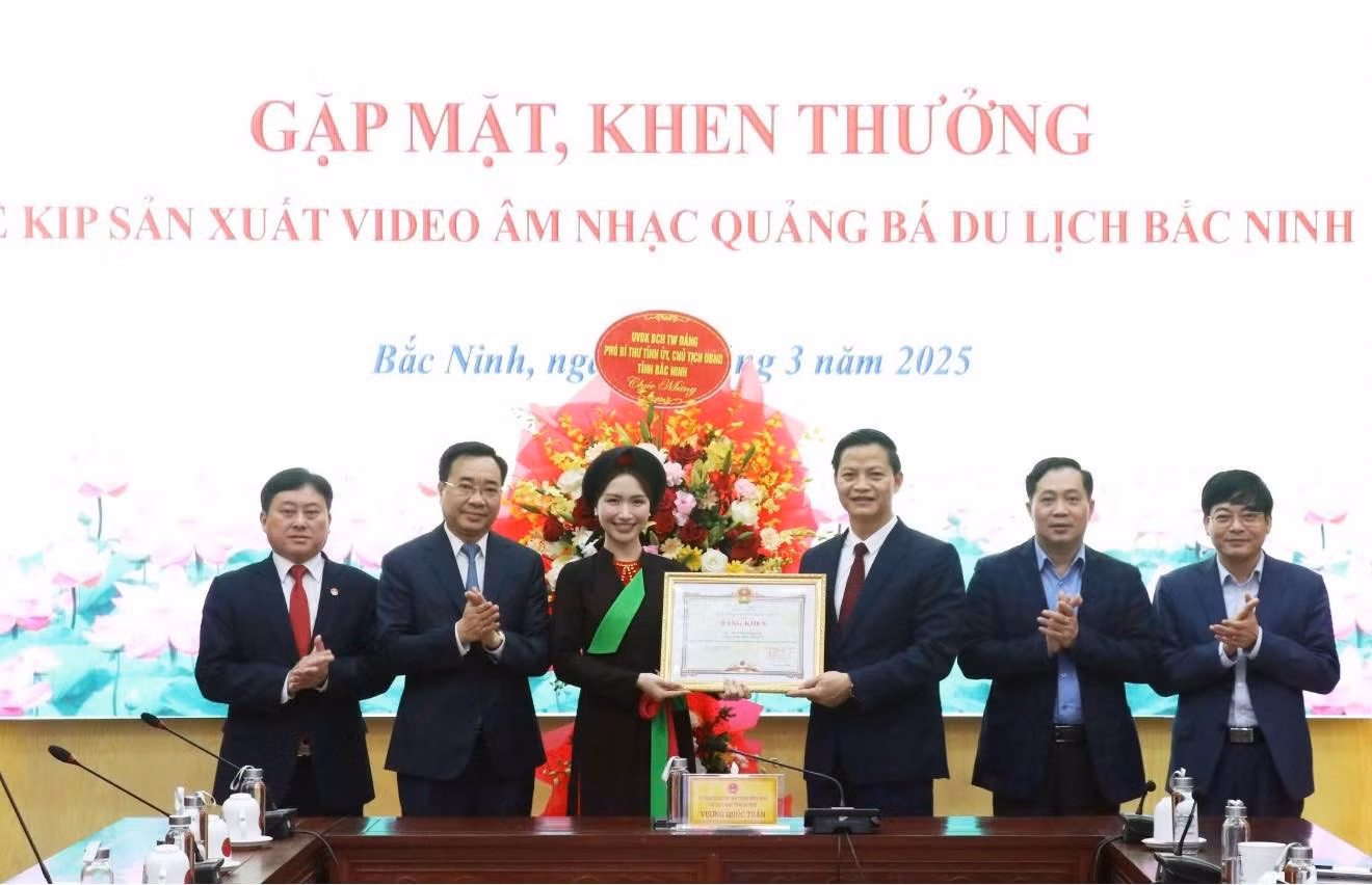 Hòa Minzy nhận Bằng khen của Chủ tịch Ủy ban Nhân dân tỉnh Bắc Ninh. (Ảnh: CTV/Vietnam+)