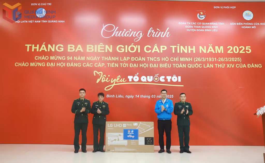 Tỉnh đoàn trao tặng quà cho Đồn Biên phòng cửa khẩu Hoành Mô.