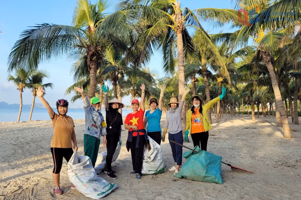 Chị Vũ Thị Hồng Thoan (thứ 4, phải sang) cùng các tình nguyện viên nhóm "Chiến binh diệt rác" thu gom rác thải tại bãi tắm trên địa bàn phường Bãi Cháy (TP Hạ Long).