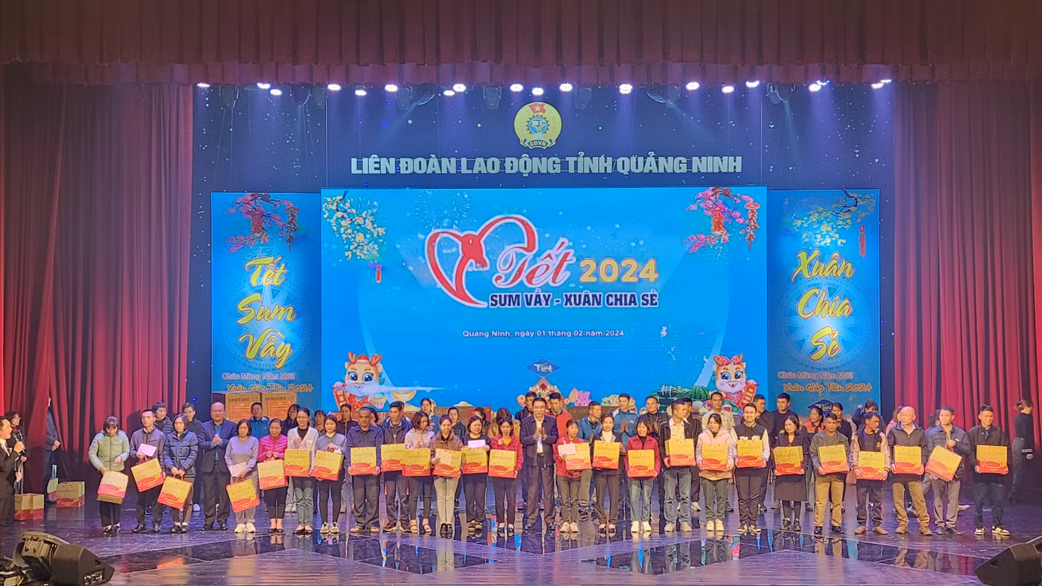 Lãnh đạo LĐLĐ tỉnh trao quà của đồng chí Nguyễn Xuân Thắng, ủy viên Bộ Chính trị, Giám đốc Học viện Chính trị Quốc gia Hồ Chí Minh cho CNLĐ tại Tết sum vầy 2024.