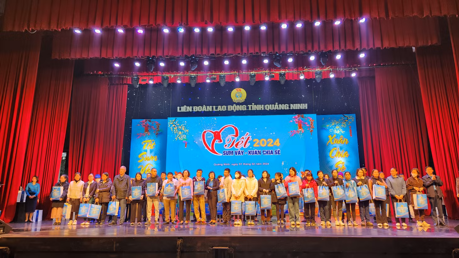 Đại diện LĐLĐ tỉnh trao quà Tết cho các đoàn viên, CNLĐ trên địa bàn dịp Tết sum vầy 2024.