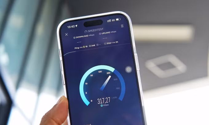 Tốc độ tải xuống của mạng 5G đo được hơn 300 Mbps tại một địa điểm ở Dương Nội, Hà Đông (Hà Nội), chiều 6/10. Ảnh: Lưu Quý