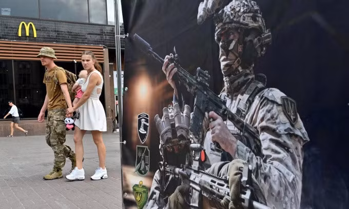 Một poster tuyển quân được đặt tại thủ đô Kiev, Ukraine, hồi thàng 7. Ảnh: AFP