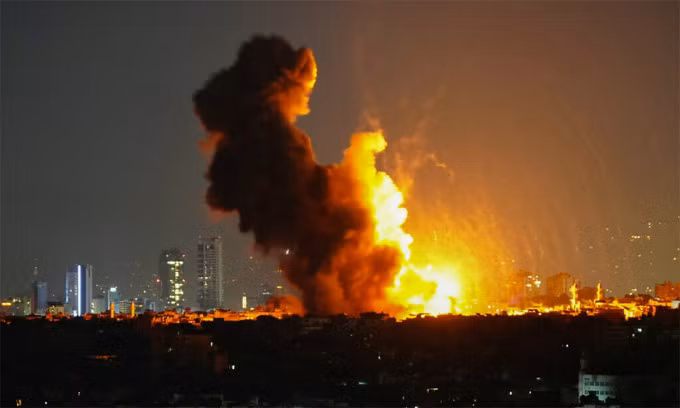 Khói lửa bốc lên từ vị trí trúng đòn không kích của Israel ở ngoại ô Beirut, Lebanon, đêm 23/10. Ảnh: AFP