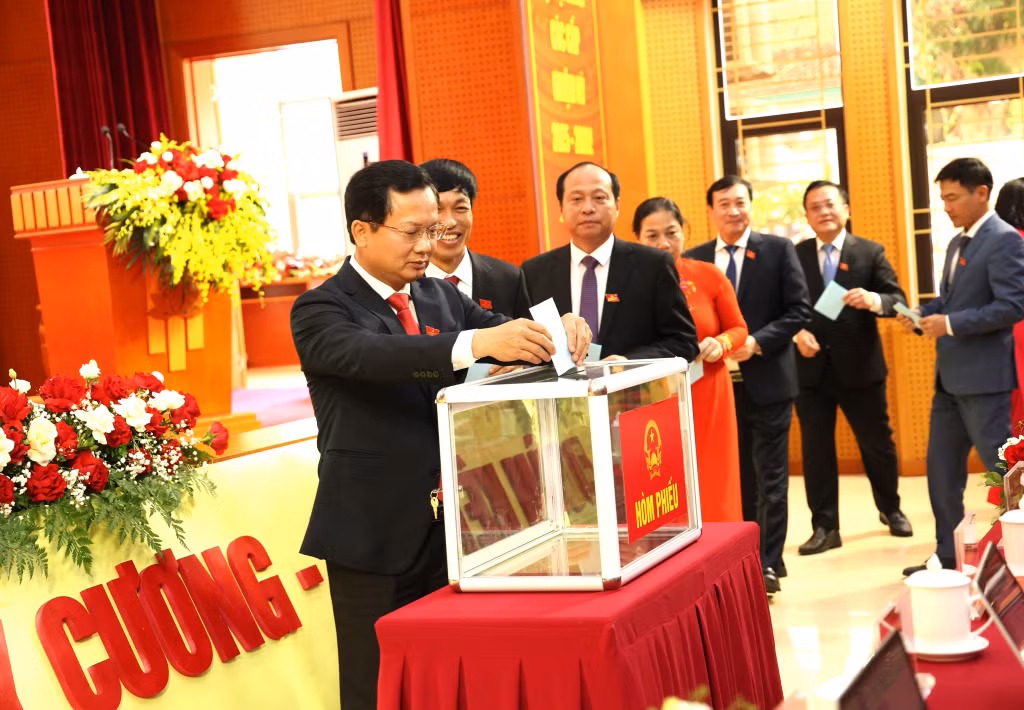 Các đại biểu bỏ phiếu bầu các chức danh HĐND và UBND đặc khu nhiệm kỳ mới.