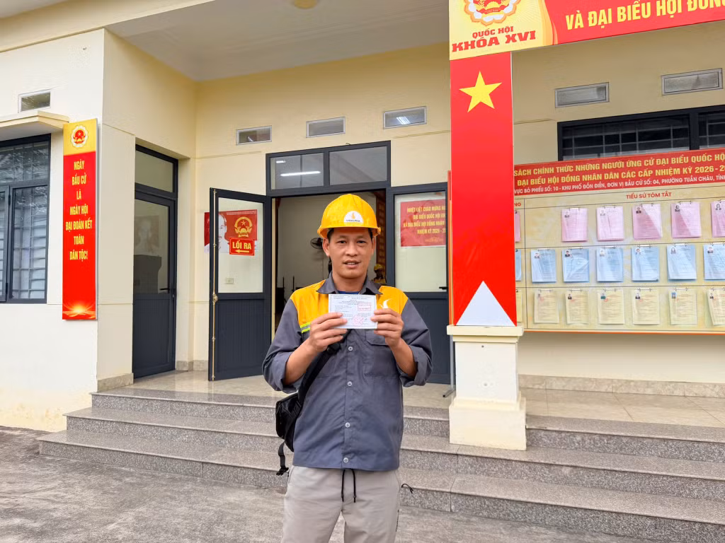 Anh Điệp Văn Kém, công nhân Công ty CP Đầu tư và Thi công hạ tầng Vianfa, hoàn thành nghĩa vụ cử tri.