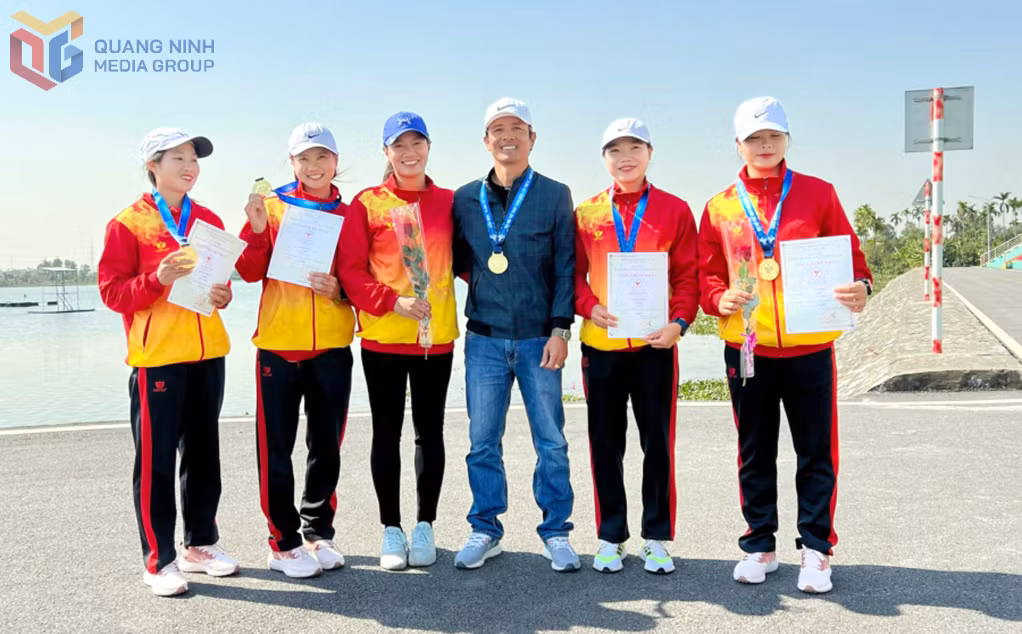 Vũ Thị Linh (thứ 3, trái sang) có nhiều đóng góp cho sự phát triển môn đua thuyền của Quảng Ninh.
