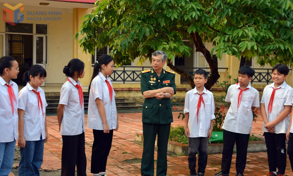 CCB Trần Quốc Mạnh kể về câu chuyện ông trực tiếp tham gia chiến dịch Hồ Chí Minh giải phóng miền Nam thống nhất đất nước cho các em học sinh Trường THCS Lê Lợi, phường Hoành Bồ.