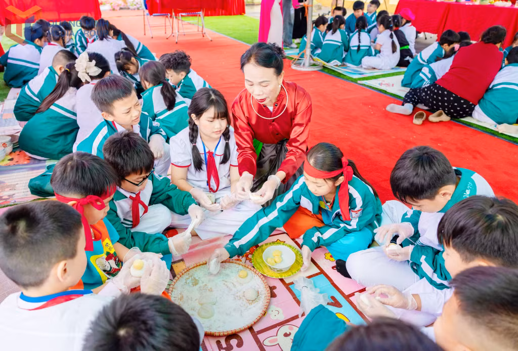 Chị Xuân hướng dẫn học sinh Trường THCS Hà Tu cách làm bánh bạc đầu tại đình Lộ Phong dịp đầu xuân 2026.