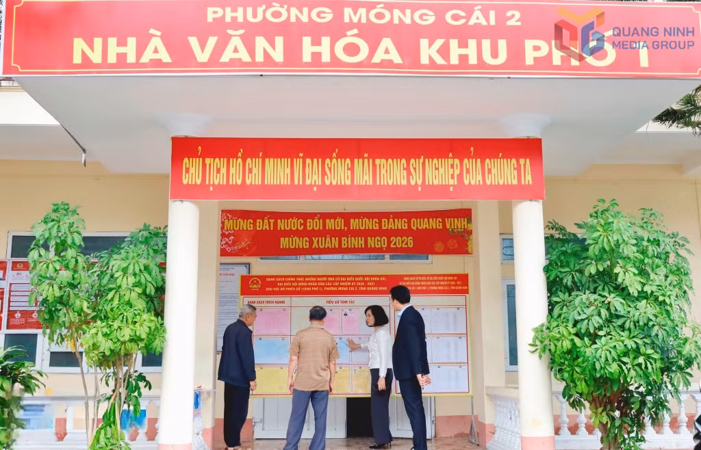 Nhà văn hoá khu phố 1, phường Móng Cái 2, cũng đã hoàn tất mọi công tác chuẩn bị, trang trí khánh tiết, cờ hoa và niêm yết danh sách cử tri, danh sách ứng cử viên.