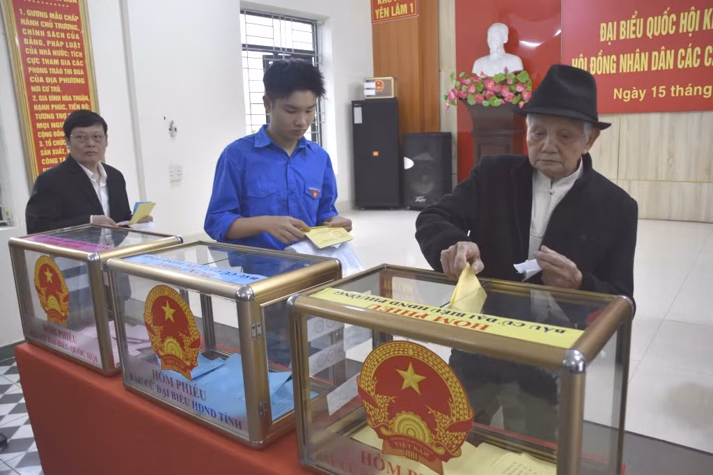 Cử tri khu Yên Lâm 1 thực hiện quyền công dân.