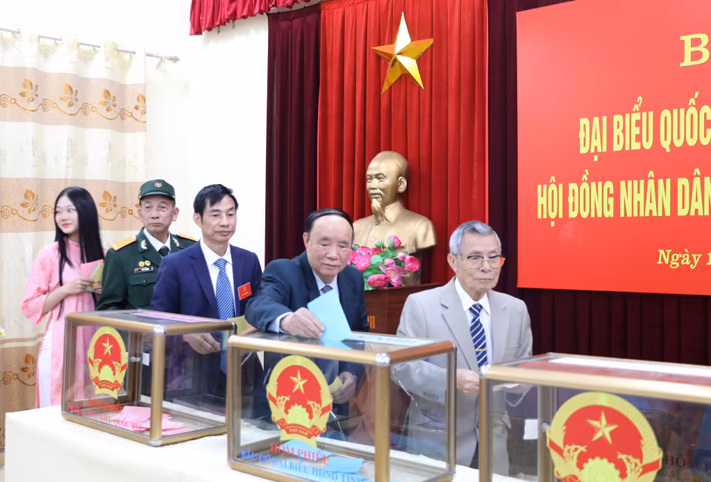 Đông đảo cử tri Khu vực bỏ phiếu số 19, phường Hạ Long đã có mặt bỏ phiếu bầu.